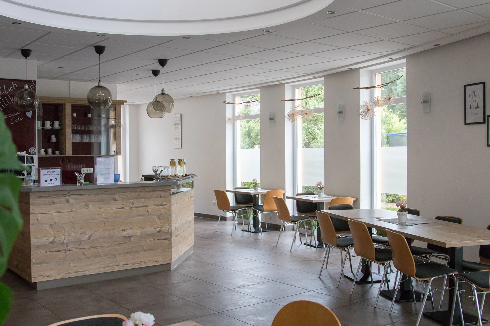 Kaffee und Gespräche im Café-Bereich